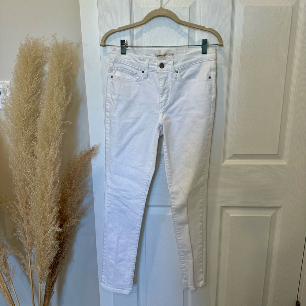 White Levi’s skinny jeans